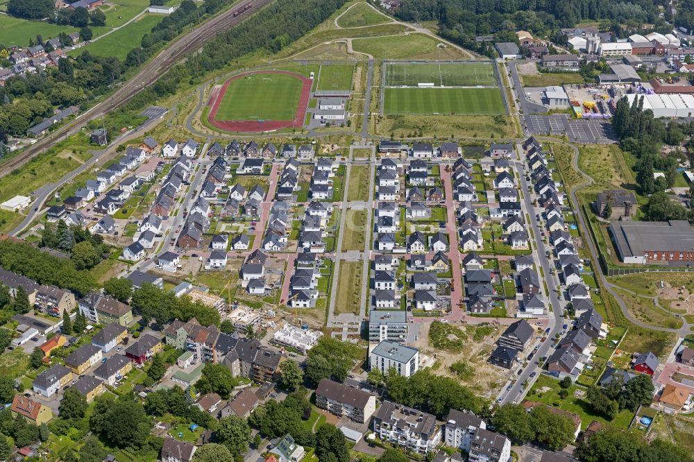Recklinghausen aus der Vogelperspektive: Wohnsiedlung Maybacher Heide mit Sportplätzen in Recklinghausen in Nordrhein- Westfalen