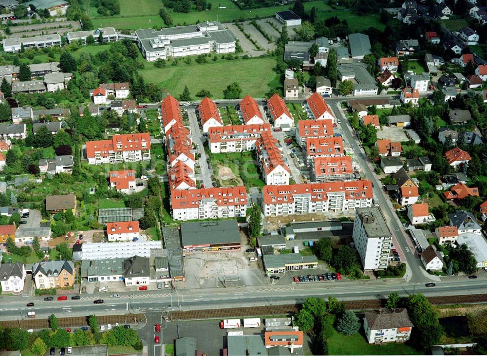 Oberursel / Hessen aus der Vogelperspektive: Wohnsiedlung der MÜBAU AG an der Lahnstraße in Oberursel (Nähe U-Bahnhof Lahnstraße).