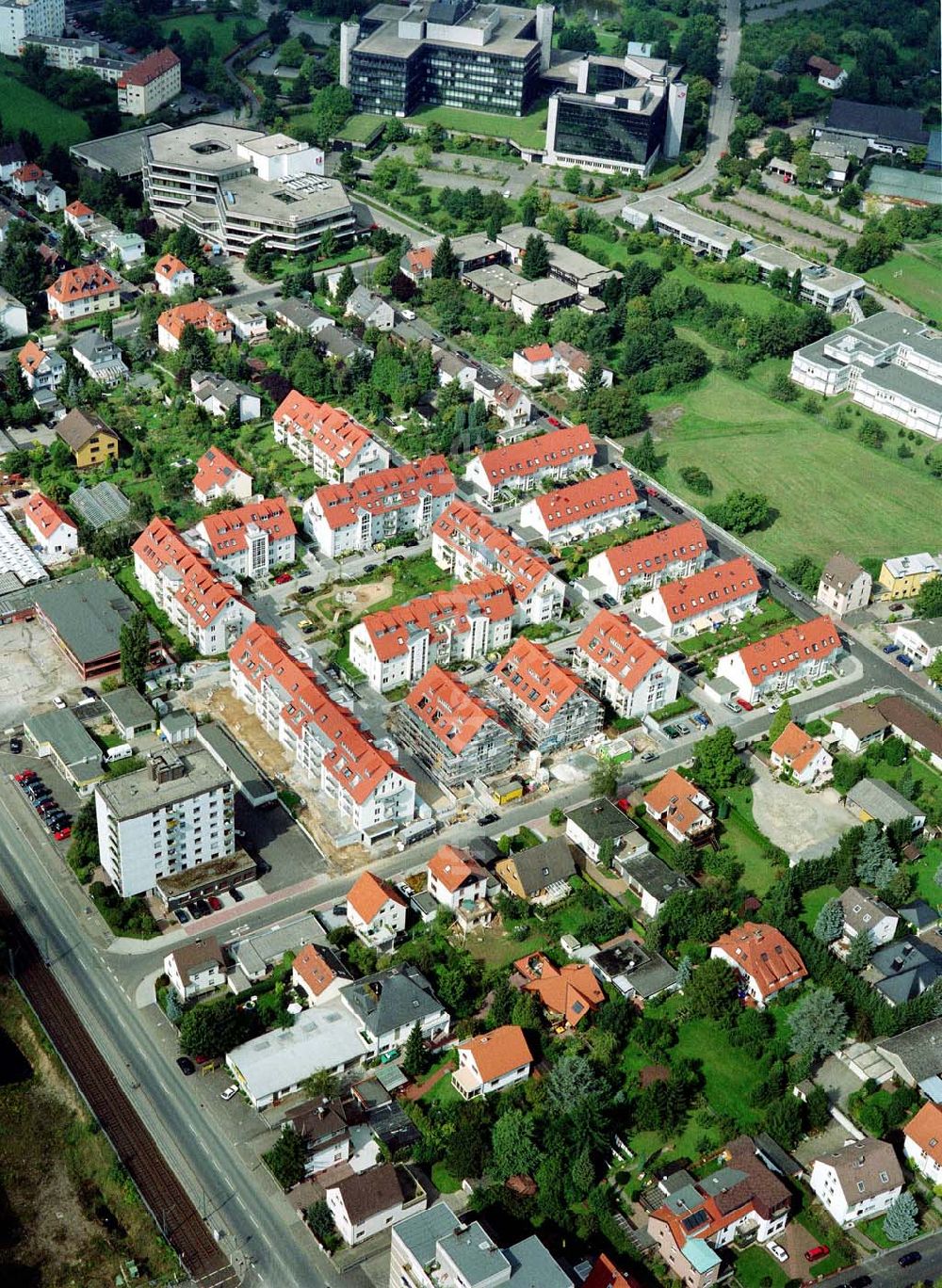 Oberursel / Hessen von oben - Wohnsiedlung der MÜBAU AG an der Lahnstraße in Oberursel (Nähe U-Bahnhof Lahnstraße).