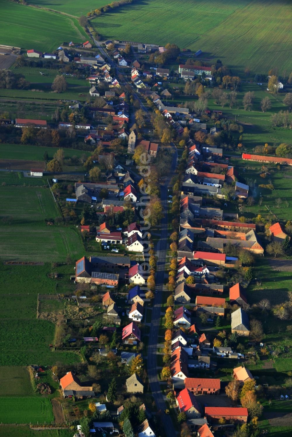 Löwenberger Land Gutengermendorf aus der Vogelperspektive: Wohnsiedlung im Ortsteil Gutengermendorf in Löwenberger Land im Bundesland Brandenburg