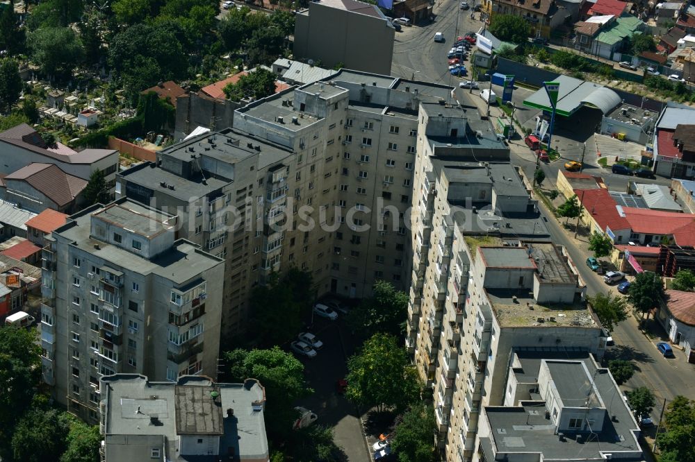 Bukarest von oben - Wohnsiedlung mit Plattenbau- Wohnhochhäusern in der Hauptstadt Bukarest in Rumänien