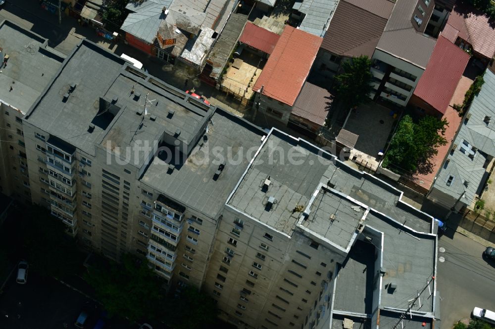 Bukarest aus der Vogelperspektive: Wohnsiedlung mit Plattenbau- Wohnhochhäusern in der Hauptstadt Bukarest in Rumänien