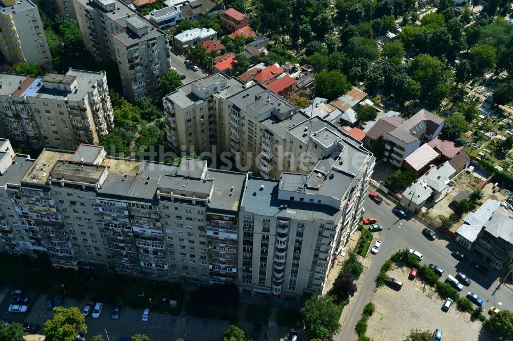 Bukarest von oben - Wohnsiedlung mit Plattenbau- Wohnhochhäusern in der Hauptstadt Bukarest in Rumänien