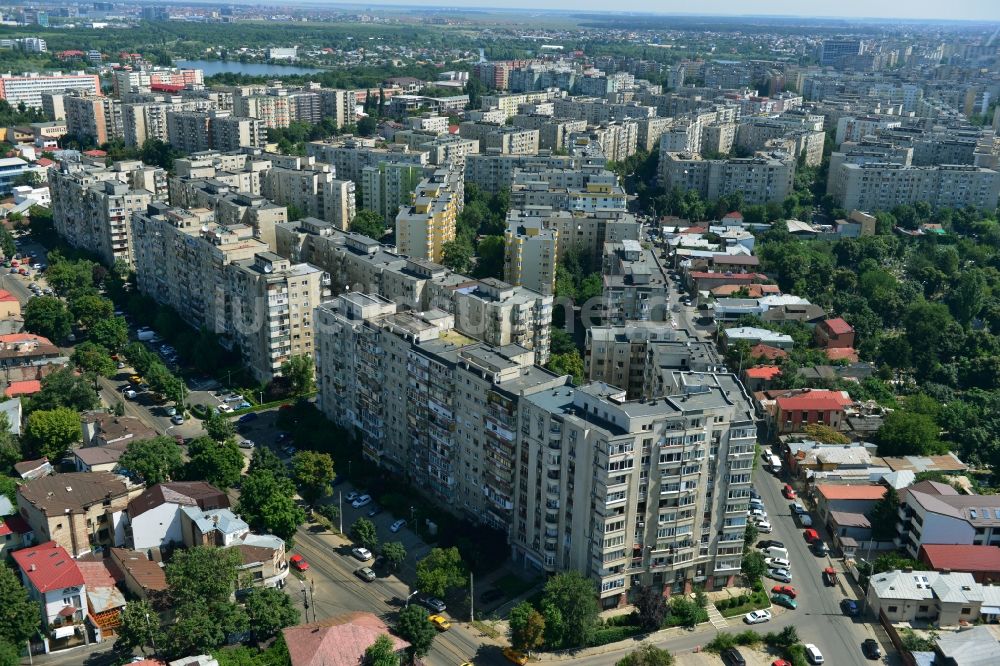 Bukarest aus der Vogelperspektive: Wohnsiedlung mit Plattenbau- Wohnhochhäusern in der Hauptstadt Bukarest in Rumänien