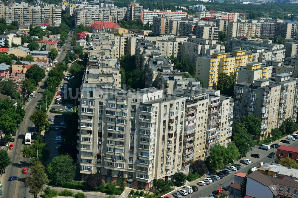 Luftaufnahme Bukarest - Wohnsiedlung mit Plattenbau- Wohnhochhäusern in der Hauptstadt Bukarest in Rumänien