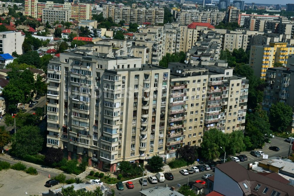 Bukarest von oben - Wohnsiedlung mit Plattenbau- Wohnhochhäusern in der Hauptstadt Bukarest in Rumänien