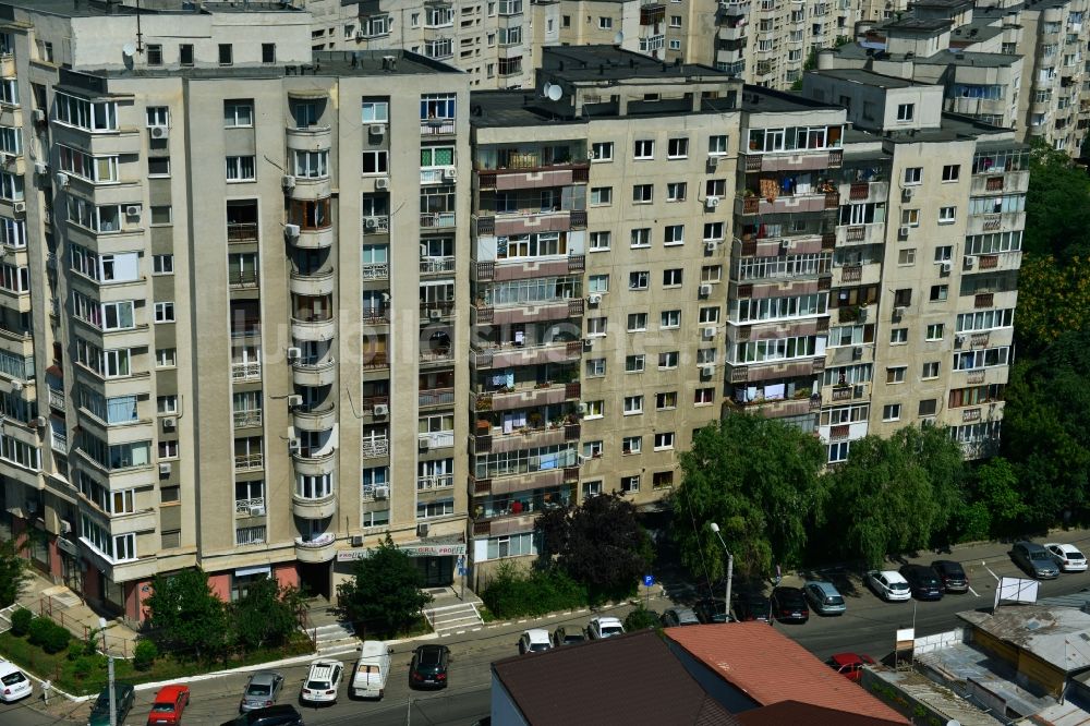 Bukarest aus der Vogelperspektive: Wohnsiedlung mit Plattenbau- Wohnhochhäusern in der Hauptstadt Bukarest in Rumänien