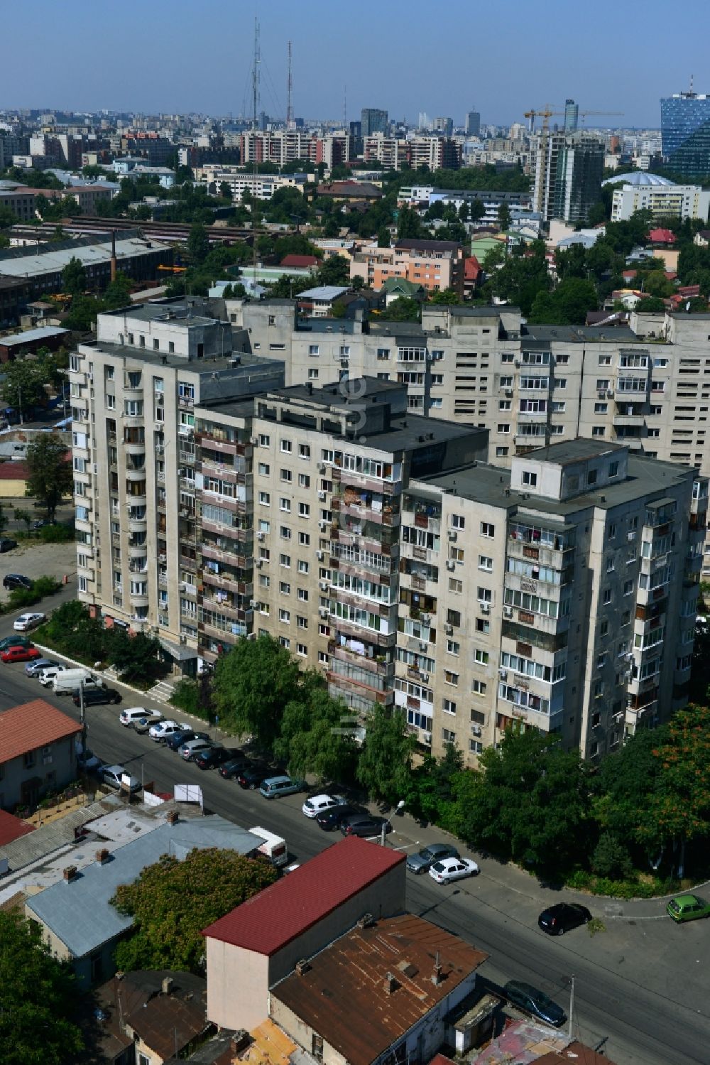 Luftaufnahme Bukarest - Wohnsiedlung mit Plattenbau- Wohnhochhäusern in der Hauptstadt Bukarest in Rumänien