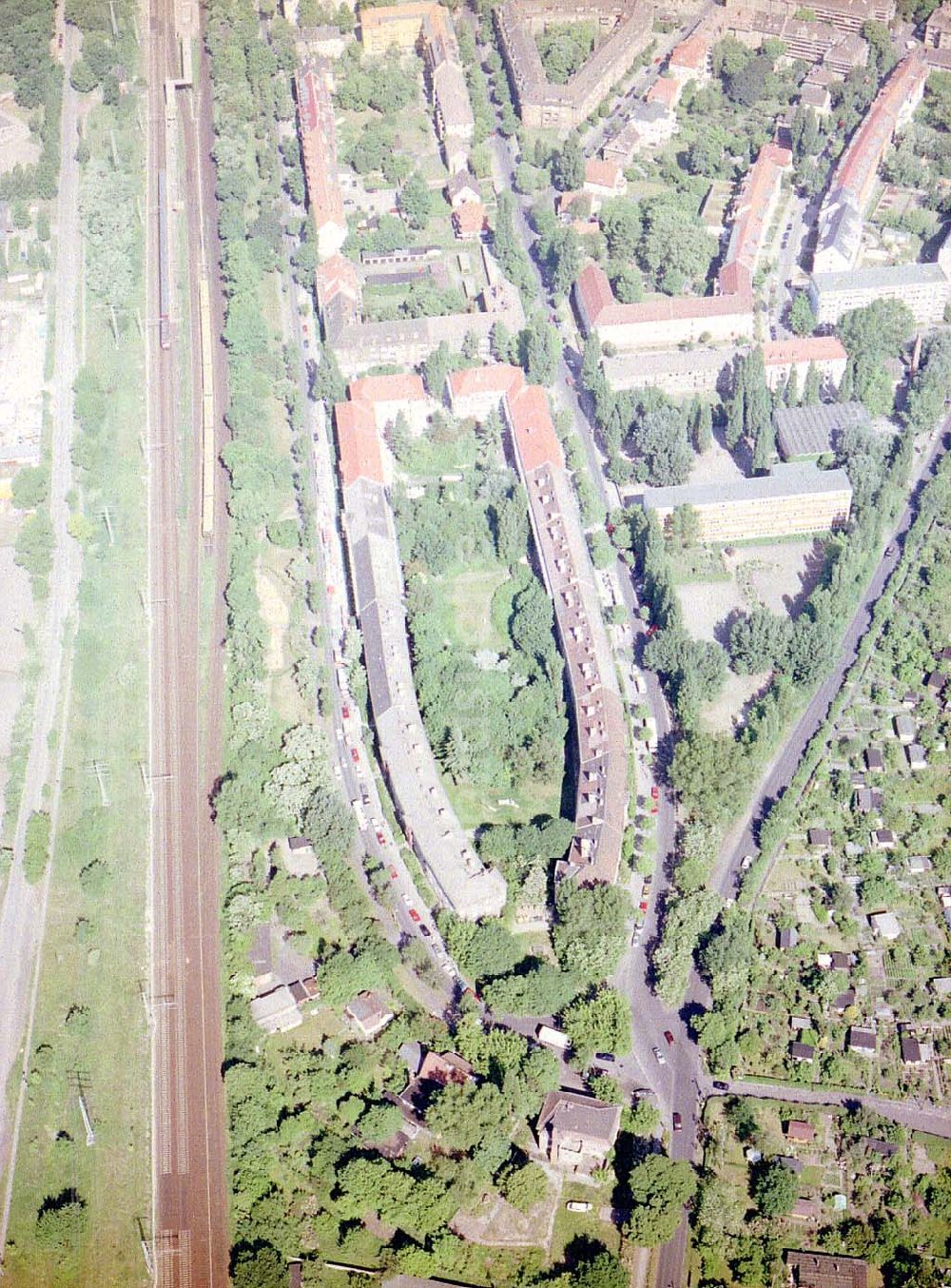 Luftaufnahme Berlin - Karlshorst - Wohnsiedlung (Schiff) der HOWOGE an der Loreleystraße in Berlin - Karlshorst.