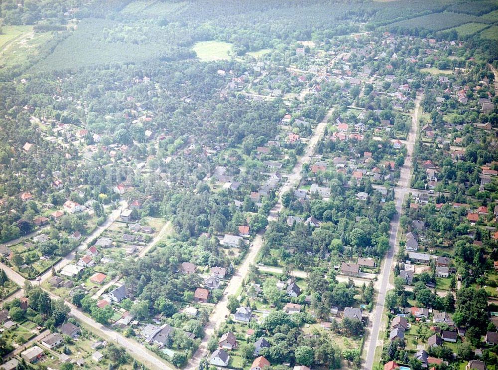 Waldesruh / Brandenburg aus der Vogelperspektive: Wohnsiedlung an der Waldstraße in Waldesruh / BRB.