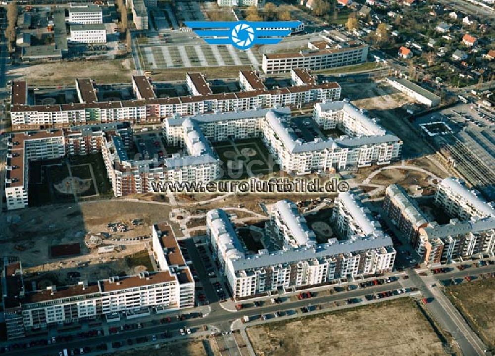 Berlin - Hohenschönhausen aus der Vogelperspektive: Wohnsiedlung Weiße Taube der Unternehmensgruppe Max Aicher an der Landsberger Allee in Berlin-Hohenschönhausen.