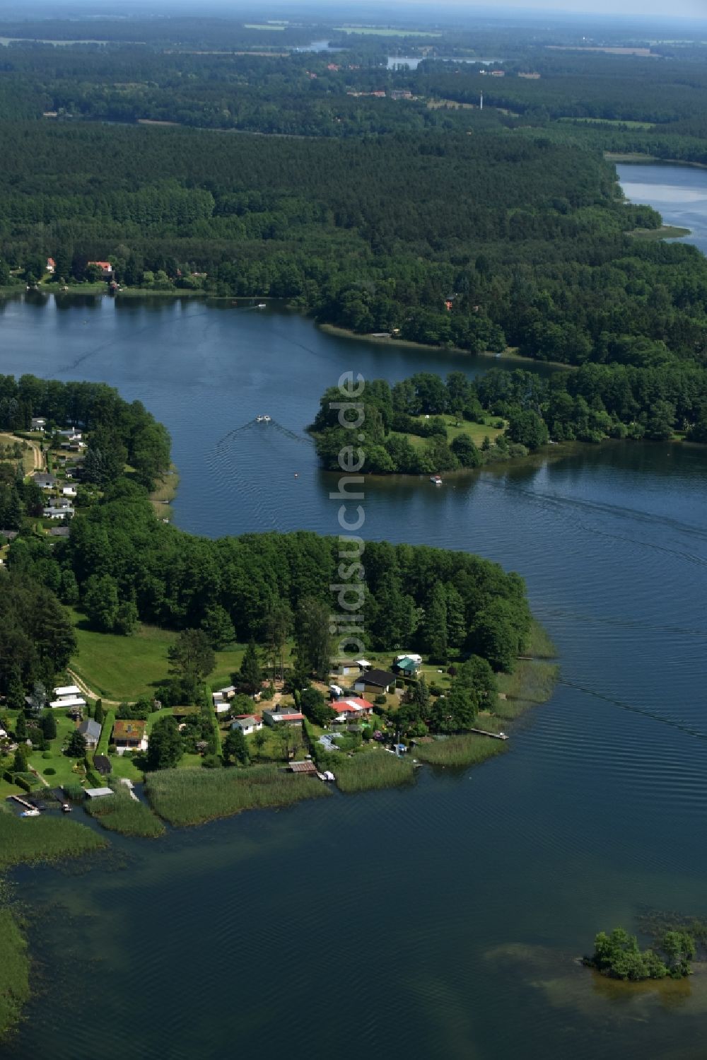 Zechlinerhütte aus der Vogelperspektive: Wohnsiedlung Der Werder an den westlichen See- Uferbereichen des Zootzensee in Zechlinerhütte im Bundesland Brandenburg