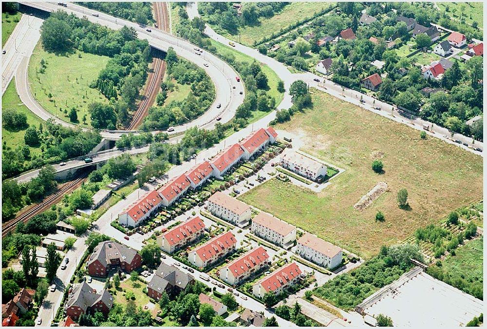 Berlin Altglienicke von oben - Wohnsiedlungs- und Baugelände der DEGEWO an der Kleetausiedlung in Altglienicke (zu Treptow-Köpenick) an der Kleeblatt-/Ewaldstraße