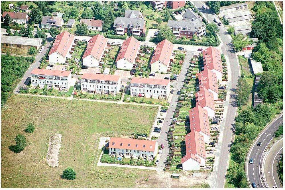 Berlin Altglienicke von oben - Wohnsiedlungs- und Baugelände der DEGEWO an der Kleetausiedlung in Altglienicke (zu Treptow-Köpenick) an der Kleeblatt-/Ewaldstraße