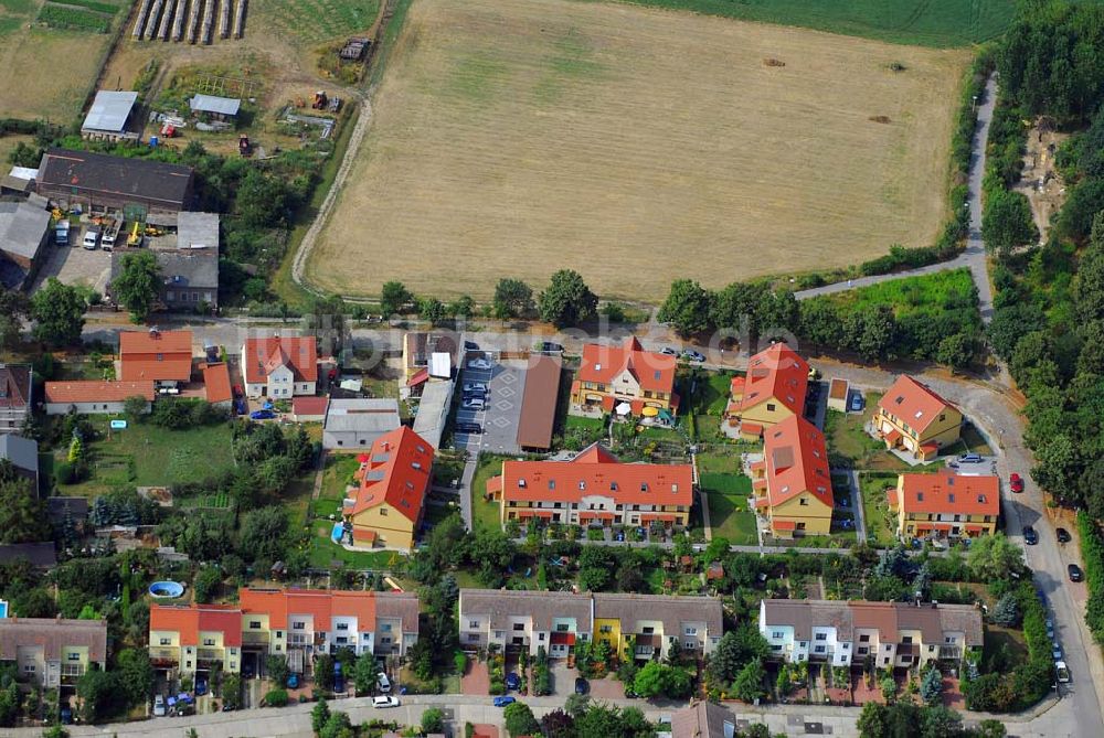 Luftbild Berlin - Wohnsiedlungsneubau der PREMIER-Deutschland GmbH, an der Dorfstr. Am Alten Dorfanger in Berlin-Kaulsdorf