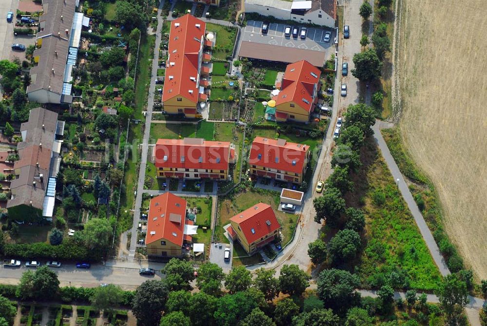 Berlin aus der Vogelperspektive: Wohnsiedlungsneubau der PREMIER-Deutschland GmbH, an der Dorfstr. Am Alten Dorfanger in Berlin-Kaulsdorf