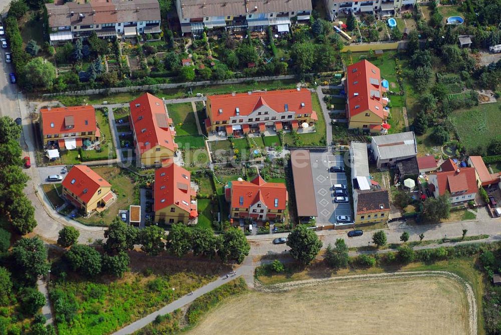 Berlin von oben - Wohnsiedlungsneubau der PREMIER-Deutschland GmbH, an der Dorfstr. Am Alten Dorfanger in Berlin-Kaulsdorf