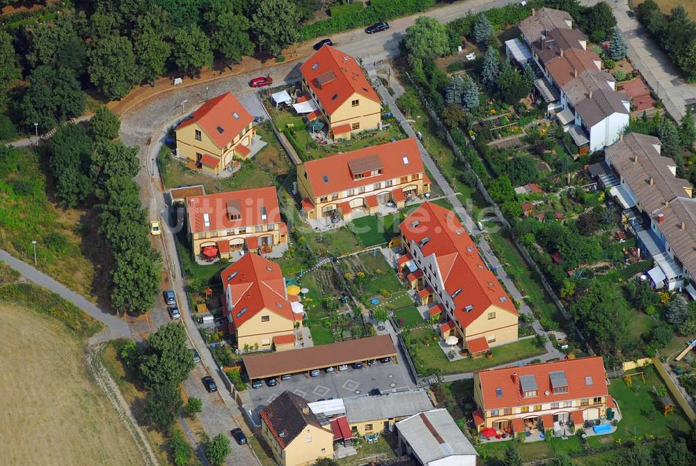 Berlin aus der Vogelperspektive: Wohnsiedlungsneubau der PREMIER-Deutschland GmbH, an der Dorfstr. Am Alten Dorfanger in Berlin-Kaulsdorf