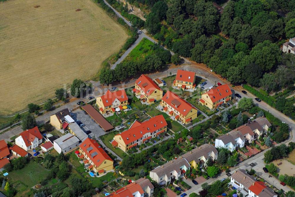 Luftaufnahme Berlin - Wohnsiedlungsneubau der PREMIER-Deutschland GmbH, an der Dorfstr. Am Alten Dorfanger in Berlin-Kaulsdorf