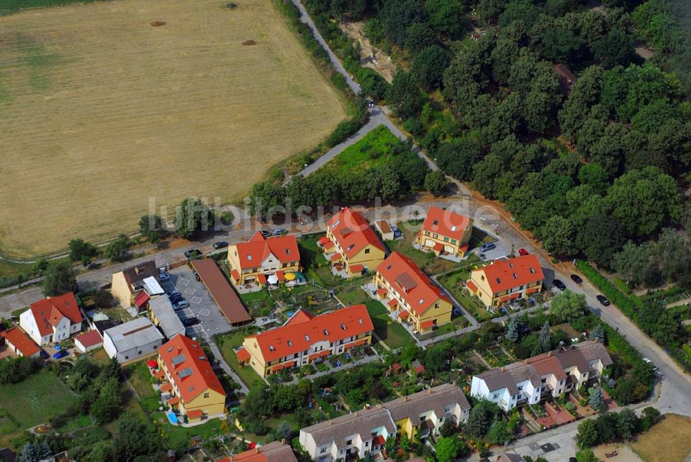 Berlin von oben - Wohnsiedlungsneubau der PREMIER-Deutschland GmbH, an der Dorfstr. Am Alten Dorfanger in Berlin-Kaulsdorf