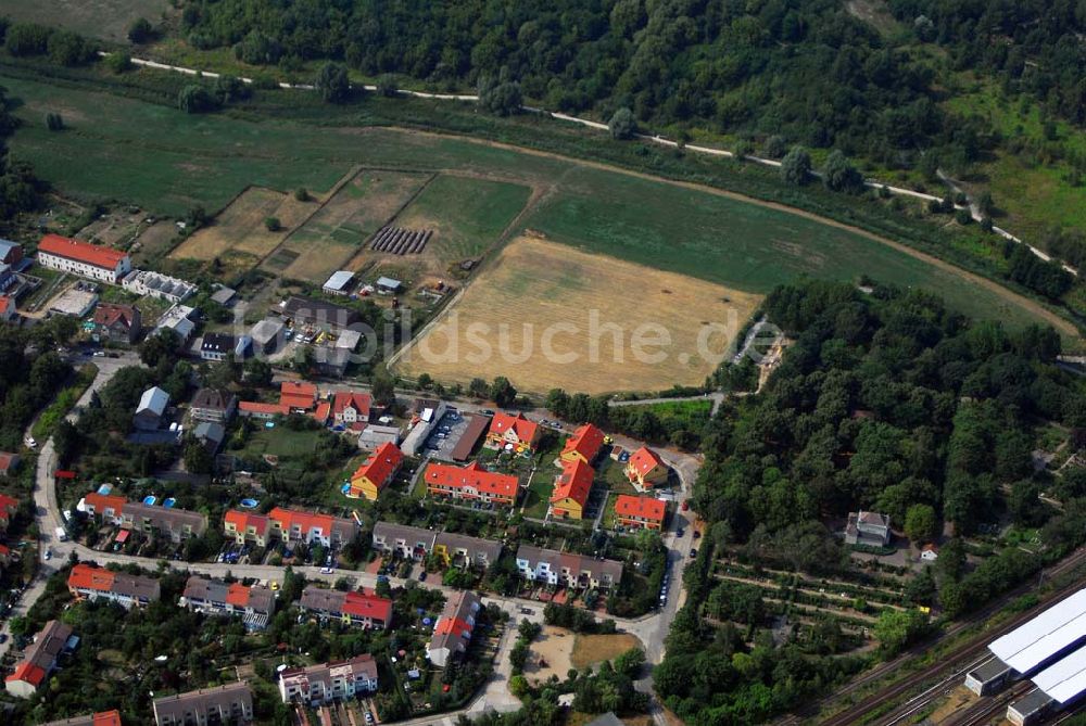 Berlin aus der Vogelperspektive: Wohnsiedlungsneubau der PREMIER-Deutschland GmbH, an der Dorfstr. Am Alten Dorfanger in Berlin-Kaulsdorf