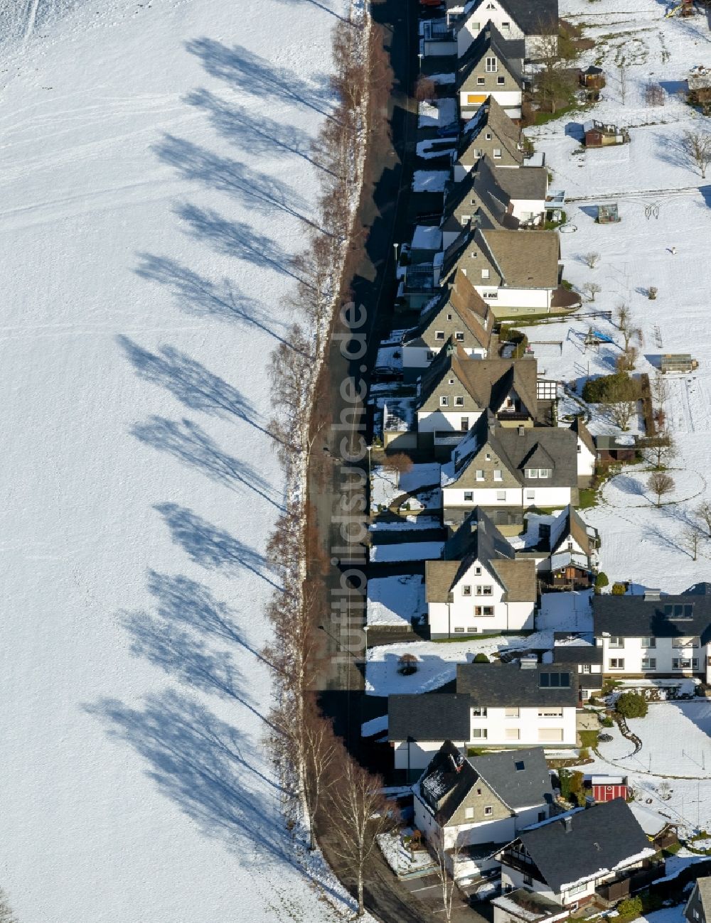 Schmallenberg von oben - Wohnstraße im Schnee in Schmallenberg im Bundesland Nordrhein-Westfalen