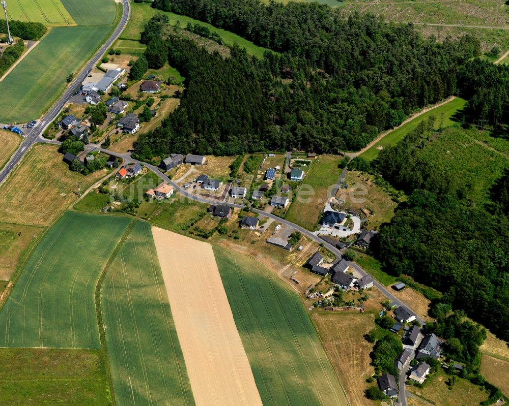 Ulmen aus der Vogelperspektive: Wohnstraße und Siedlung in der Nähe von Ulmen an der Autobahn A 48 im Bundesland Rheinland-Pfalz