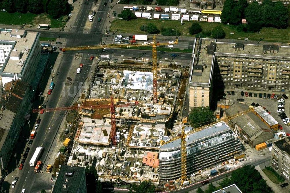 Berlin-Friedrichshain aus der Vogelperspektive: Wohnungsbau an der Straße der Pariser Kommune