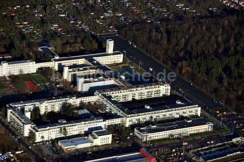 Berlin von oben - Wohnungsbauprojekt Lesley Lofts auf dem Gelände der ehemaligen Telefunkenwerke bzw. der des ehemaligen US Army Hauptquartiers McNair Barracks in Berlin Lichterfelde