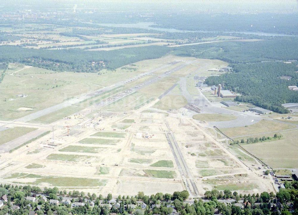 Luftaufnahme Berlin - Gatow - Wohnungsneubau auf dem ehemaliger Flugplatz Berlin - Gatow.