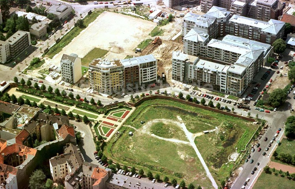 Berlin aus der Vogelperspektive: Wohnungsneubau am Engelbecken zwischen Mitte und Kreuzberg.