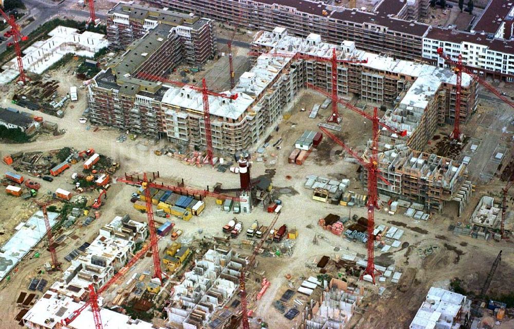 Berlin aus der Vogelperspektive: Wohnungsneubau der Wohnsiedlung Weiße Taube durch die Unternehmensgruppe Max Aicher an der Landsberger Allee