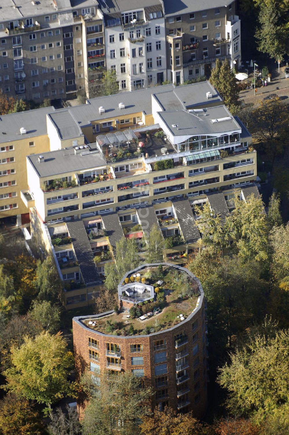 Berlin aus der Vogelperspektive: Wohnviertel am Holsteiner Ufer in Berlin Tiergarten