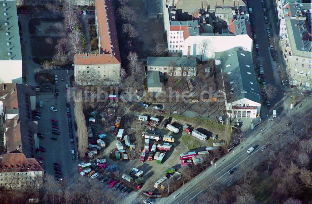 Luftaufnahme Berlin - Wohnwagen und Bauwagen - Lager im Ortsteil Friedrichshain in Berlin, Deutschland