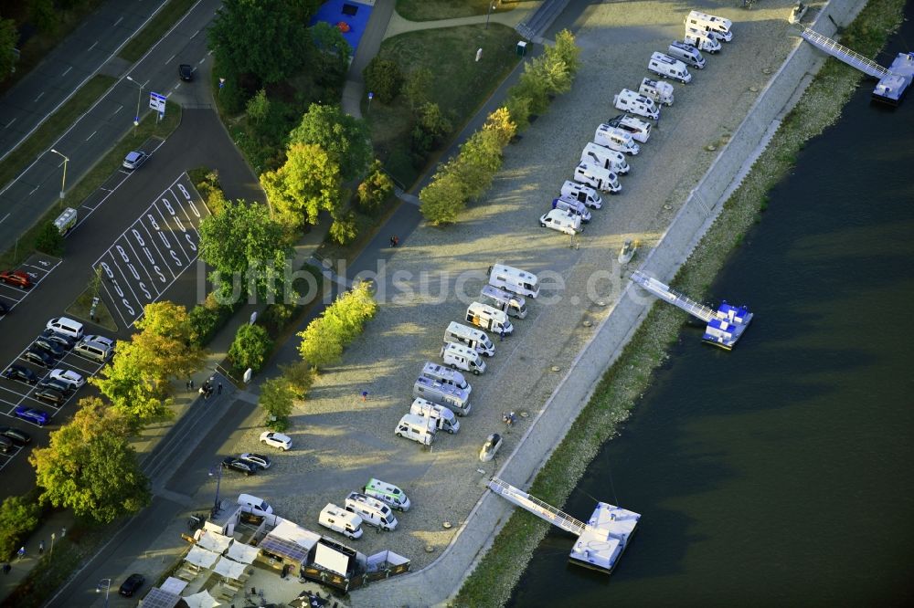 Magdeburg von oben - Wohnwagen und Wohnmobile auf dem Wohnmobilstellplatz Magdeburg Petriförderer in Magdeburg im Bundesland Sachsen-Anhalt, Deutschland