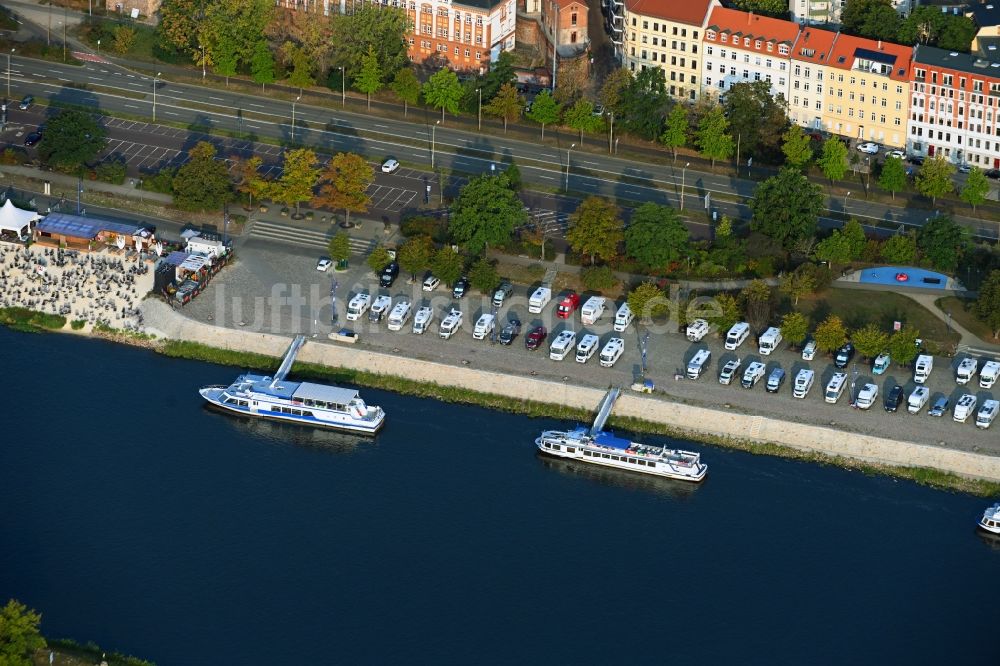 Magdeburg aus der Vogelperspektive: Wohnwagen und Wohnmobile auf dem Wohnmobilstellplatz Magdeburg Petriförderer in Magdeburg im Bundesland Sachsen-Anhalt, Deutschland