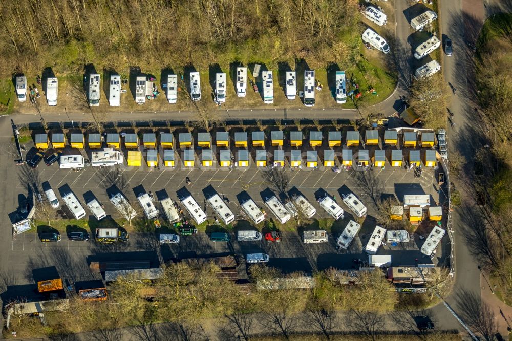 Luftaufnahme Wesel - Wohnwagen und Wohnmobile auf dem Wohnmobilstellplatz Reisemobilstellplatz Römerwardt entlang der Rheinpromenade in Wesel im Bundesland Nordrhein-Westfalen, Deutschland