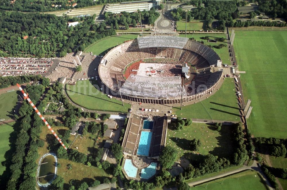 Luftbild Berlin - Wolfgang Petry - Konzert auf dem Sportstätten-Gelände der Arena des Stadion Olympiastadion in Berlin