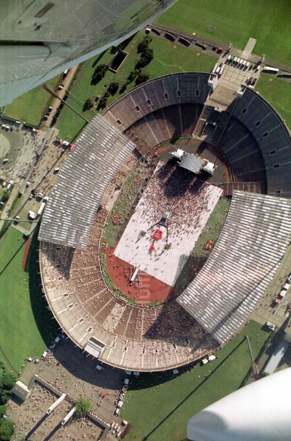 Luftbild Berlin - Wolfgang Petry - Konzert auf dem Sportstätten-Gelände der Arena des Stadion Olympiastadion in Berlin