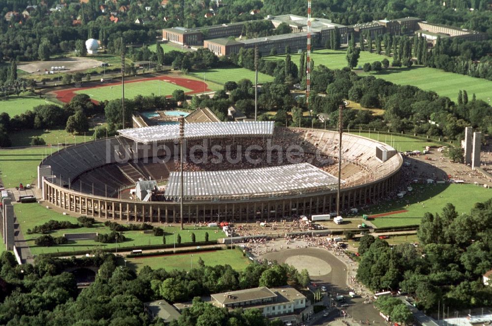 Luftaufnahme Berlin - Wolfgang Petry - Konzert auf dem Sportstätten-Gelände der Arena des Stadion Olympiastadion in Berlin