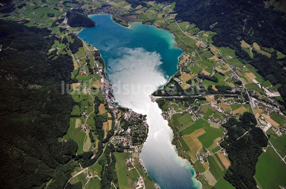 Sankt Gilgen von oben - Wolfgangsee an der Gemeinde Sankt Gilgen im Bundesland Salzburg in Österreich