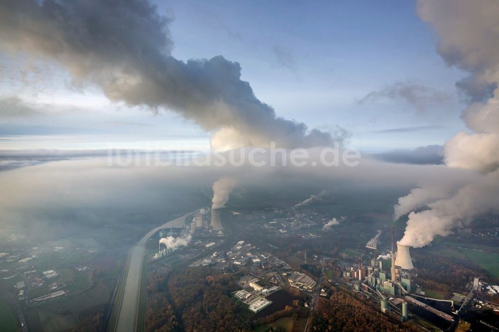 Lünen von oben - Wolken über den Abgastürmen des Kohlekraftwerk Trianel-Kraftwerk Lünen am Datteln-Hamm-Kanal in Lünen im Kreis Unna in Nordrhein-Westfalen