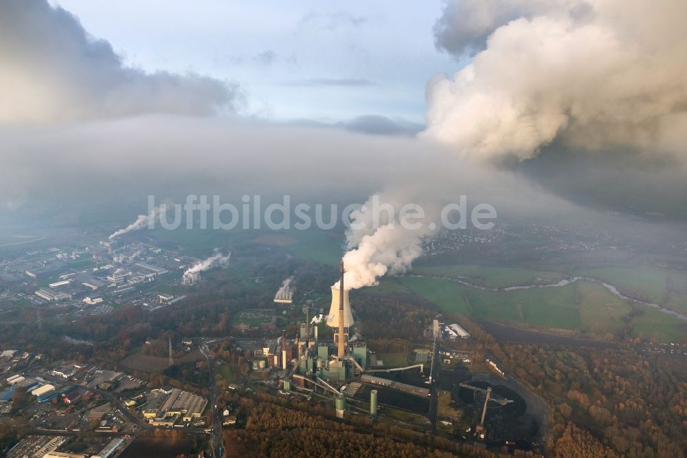 Lünen von oben - Wolken über den Abgastürmen des Kohlekraftwerk Trianel-Kraftwerk Lünen am Datteln-Hamm-Kanal in Lünen im Kreis Unna in Nordrhein-Westfalen