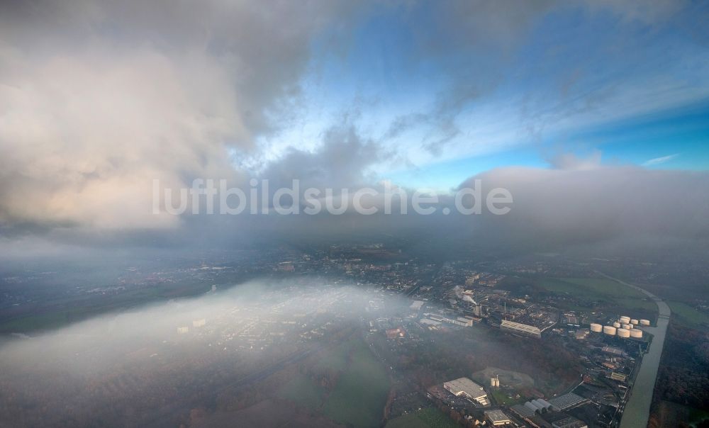 Lünen aus der Vogelperspektive: Wolken über den Abgastürmen des Kohlekraftwerk Trianel-Kraftwerk Lünen am Datteln-Hamm-Kanal in Lünen im Kreis Unna in Nordrhein-Westfalen