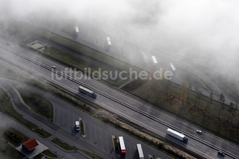 Spreenhagen von oben - Wolken über der Autobahn- Raststätte und Parkplatz der BAB A12 E30 für LKW Lastkraftfahrzeuge im Güterverkehr in Spreenhagen im Bundesland Brandenburg