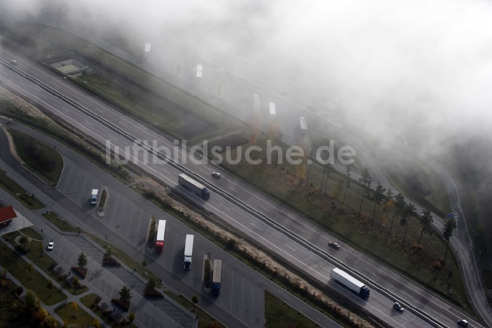 Spreenhagen aus der Vogelperspektive: Wolken über der Autobahn- Raststätte und Parkplatz der BAB A12 E30 für LKW Lastkraftfahrzeuge im Güterverkehr in Spreenhagen im Bundesland Brandenburg