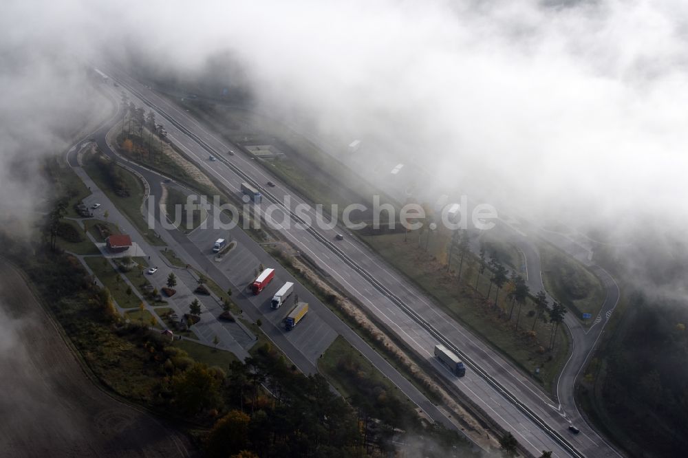 Luftbild Spreenhagen - Wolken über der Autobahn- Raststätte und Parkplatz der BAB A12 E30 für LKW Lastkraftfahrzeuge im Güterverkehr in Spreenhagen im Bundesland Brandenburg