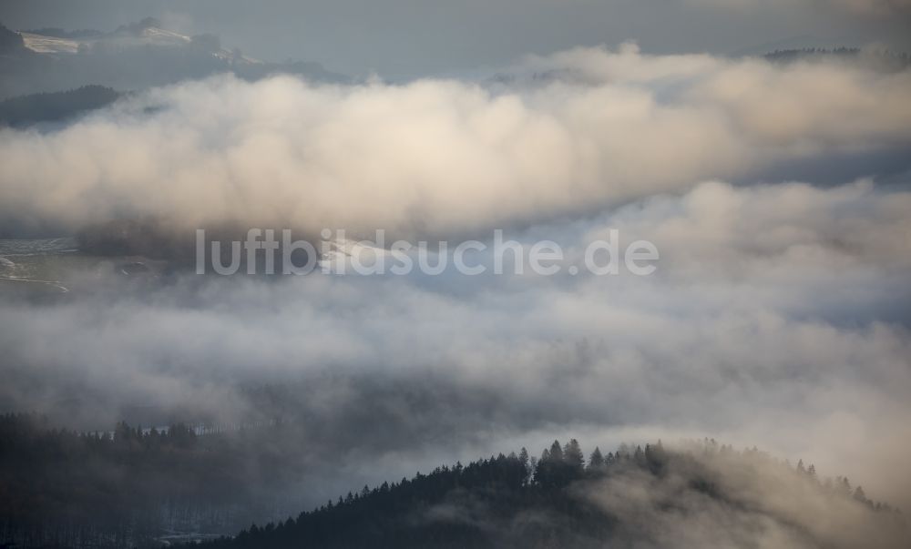 Luftaufnahme Marsberg - Wolken auf dem Höhenzug des Sauerlandes in Nordrhein-Westfalen, Deutschland