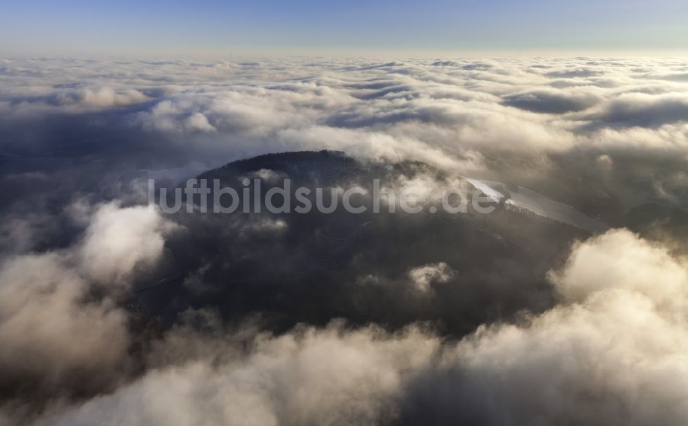 Marsberg von oben - Wolken auf dem Höhenzug des Sauerlandes in Nordrhein-Westfalen, Deutschland