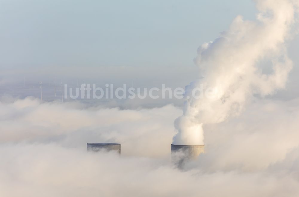 Hamm aus der Vogelperspektive: Wolken- Schichten über den Kraftwerksanlagen des Kohle- Heizkraftwerkes der RWE Power im Stadtteil Schmehausen in Hamm im Bundesland Nordrhein-Westfalen